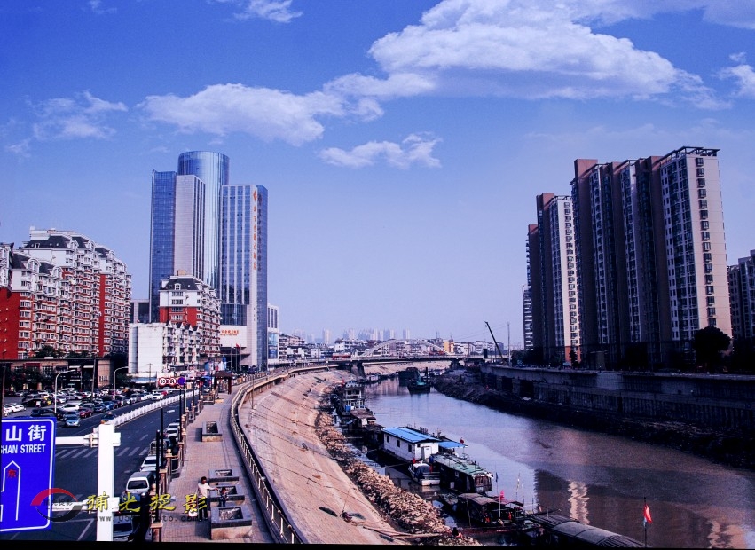 ���н����Ͽ��ߺ�һ�Ǿ�