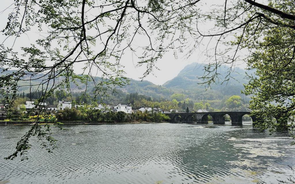 ��2011��������ɽ�·�⡿ 194k.jpg